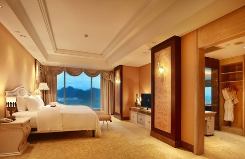 Xiufeng Hotel | Discover the Guilin Lijiang Waterfall Hotel: 4-Star Retreat