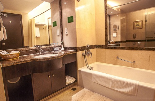 Xiufeng Hotel | Discover the Guilin Lijiang Waterfall Hotel: 4-Star Retreat