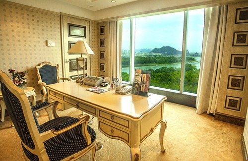 Xiufeng Hotel | Discover the Guilin Lijiang Waterfall Hotel: 4-Star Retreat