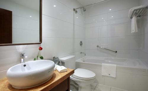 Qixing Resort | Serene Guilin Zizhou Panorama Resort with Oceanfront Views
