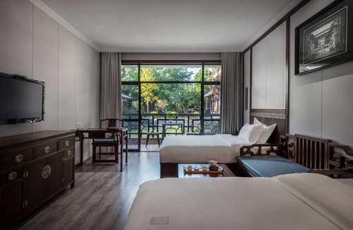 Guilin City Centre Hotel | Elegant Guilinyi Royal Palace: Family-Friendly with Pool