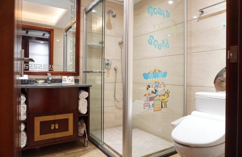 Guilin City Centre Hotel | Elegant Guilinyi Royal Palace: Family-Friendly with Pool