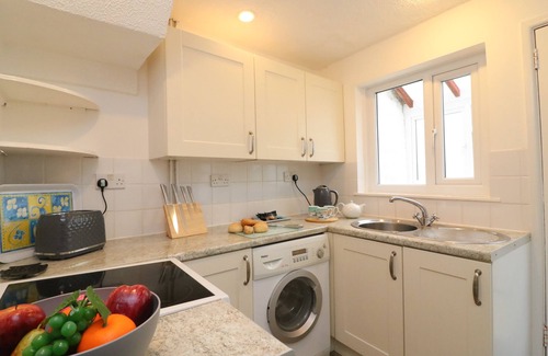 Weymouth Cottage | Cozy Guinea Cottage with Oceanfront Views and Pet Friendly