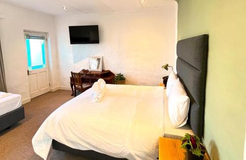 Knysna Bed & Breakfast | Discover Guinea Fowl Lodge: 4-Star Retreat with Pool