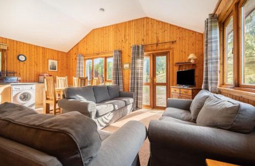 Glen Urquhart Ski Chalet | Top-Rated Chalet Loch Meiklie: Family & Pet-Friendly Retreat