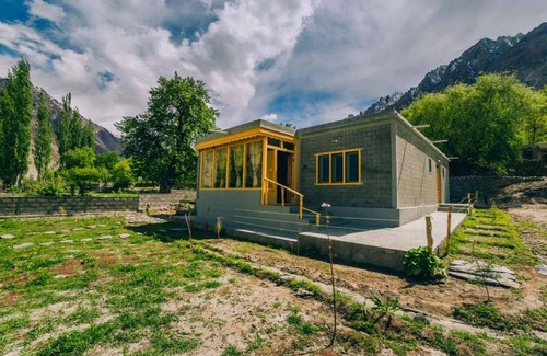 Gulmit Apartment | Gulbast House: Family-Friendly Stay with Breakfast Included