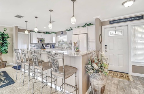 Caloosahatchee House | Family-Friendly Hotel with Gulf Access and Heated Pool