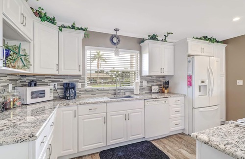 Caloosahatchee House | Family-Friendly Hotel with Gulf Access and Heated Pool