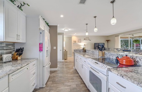 Caloosahatchee House | Family-Friendly Hotel with Gulf Access and Heated Pool