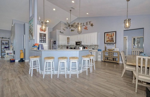 Caloosahatchee House | Seaside Escape in Cape Coral: Enjoy Heated Pool & Kayaks