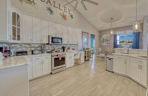 Caloosahatchee House | Seaside Escape in Cape Coral: Enjoy Heated Pool & Kayaks