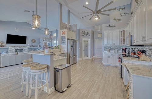 Caloosahatchee House | Seaside Escape in Cape Coral: Enjoy Heated Pool & Kayaks