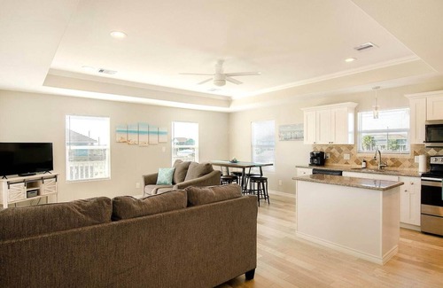 Crystal Beach House | Experience Gulf Breeze: Oceanfront Stay for Up to 6 Guests