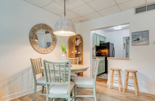 Pensacola Condo | Unwind at Gulf Breeze Escape: Patio & Pool Access
