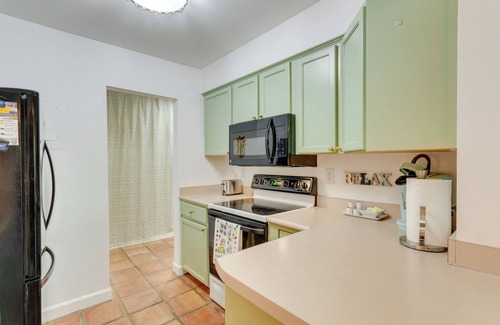 Pensacola Condo | Unwind at Gulf Breeze Escape: Patio & Pool Access