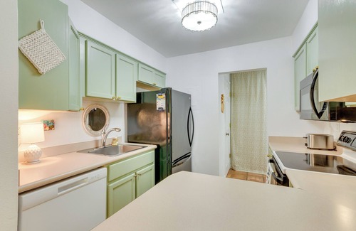 Pensacola Condo | Unwind at Gulf Breeze Escape: Patio & Pool Access