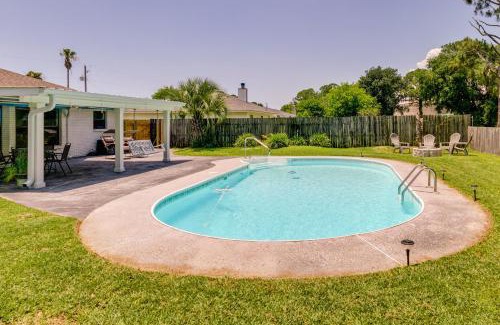 Gulf Breeze Apartment | Gulf Breeze Getaway for Two with Pool and Spa Access