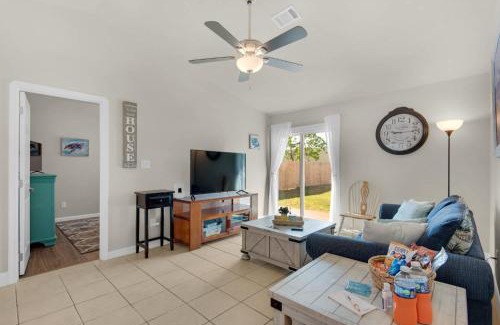 Gulf Breeze Apartment | Gulf Brze Family-Pet Friendly-Near Beaches Shops