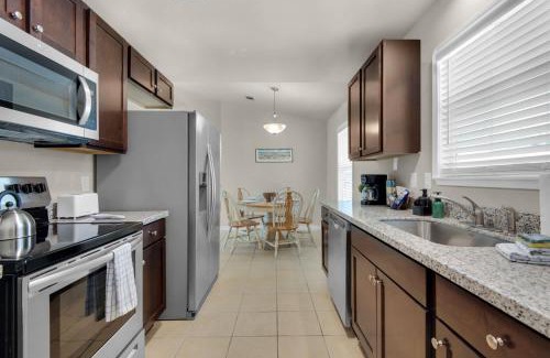 Gulf Breeze Apartment | Gulf Brze Family-Pet Friendly-Near Beaches Shops