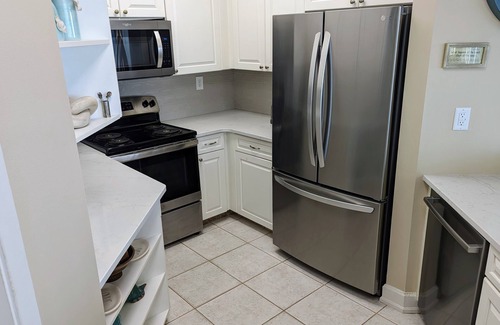 Holiday Isle Condo | Beachfront Condo with Large Balcony & Private Pool Oasis