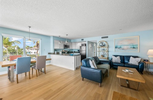 Bradenton Beach Condo | Beachfront Condo with Spectacular Ocean Views & Pool