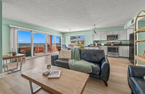 Bradenton Beach Condo | Beachfront Condo with Spectacular Ocean Views & Pool