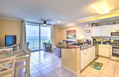 El Centro Beach Condo | Beachfront Condo with Poolside Tiki Bar & Ocean Views