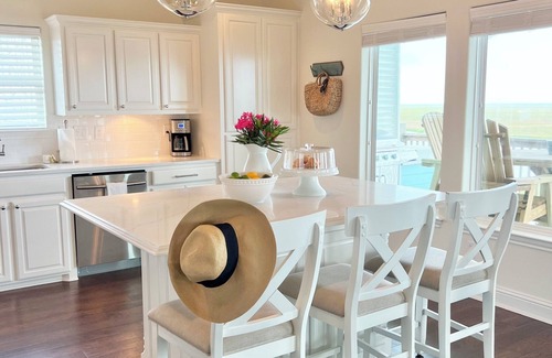 Galveston House | Gulf Pelican Villa: Oceanfront Oasis with Pool & Beach Access