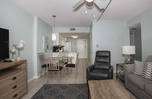 Gulf Shores Apartment | Top-Rated Gulf Shores Surf and Racquet Club 402B Amenities