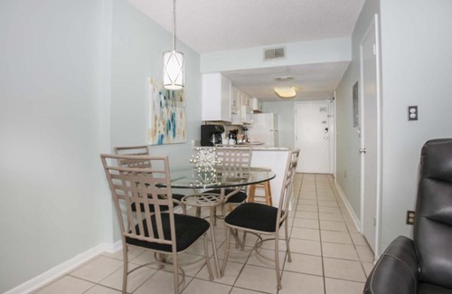 Gulf Shores Apartment | Top-Rated Gulf Shores Surf and Racquet Club 402B Amenities