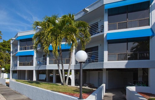 Longboat Key Apartment | Relax at Gulf Tides of Longboat Key with Oceanfront Pool