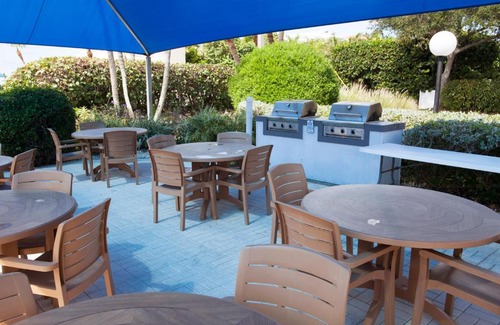 Longboat Key Apartment | Relax at Gulf Tides of Longboat Key with Oceanfront Pool