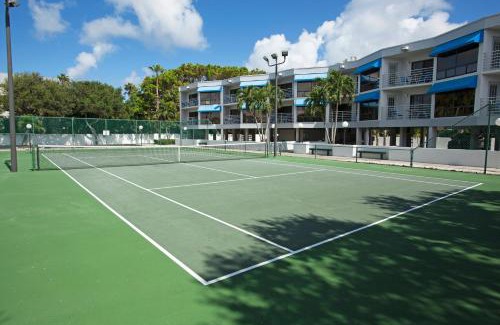 Longboat Key Apartment | Relax at Gulf Tides of Longboat Key with Oceanfront Pool
