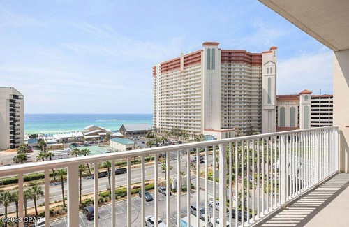 Panama City Beach Resort | Beachside Retreat: LakeTown Wharf 517 with Pool & Kitchen