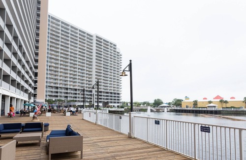 Panama City Beach Resort | Beachside Retreat: LakeTown Wharf 517 with Pool & Kitchen