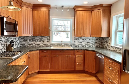 Mentor-on-the-Lake House | Gull Cottage: Historic Lake Erie Retreat with Scenic Views