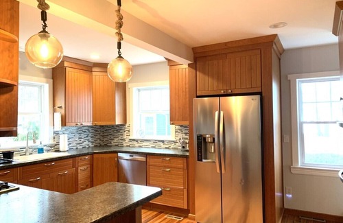 Mentor-on-the-Lake House | Gull Cottage: Historic Lake Erie Retreat with Scenic Views