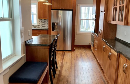 Mentor-on-the-Lake House | Gull Cottage: Historic Lake Erie Retreat with Scenic Views