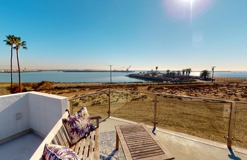 Old Towne House | Oceanfront Sunshine Beach Escape with Family-Friendly Amenities