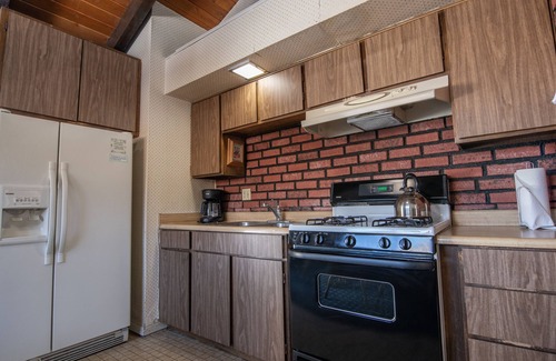 June Lake Hotel | Experience Comfort at Gull Lake Lodge with Oceanfront Views
