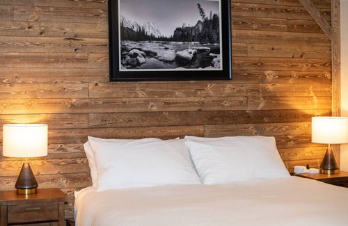 June Lake Hotel | Experience Comfort at Gull Lake Lodge with Oceanfront Views