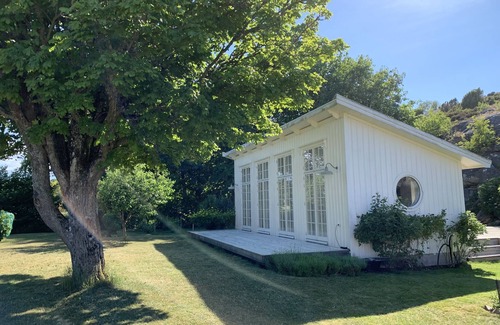 Gullholmen Cottage | Relax in Gullholmen's Beautiful Garden Retreat