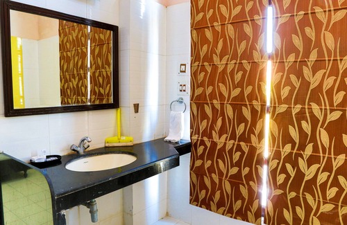 Viratnagar Hotel | Relax at Gulmohar Sariska Resort with Pool and Family Dining