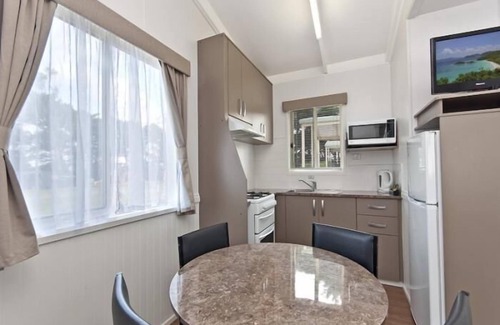 Port Fairy Cabin | Pet-Friendly Getaway at Gum Tree Caravan Park - Rated 9/10