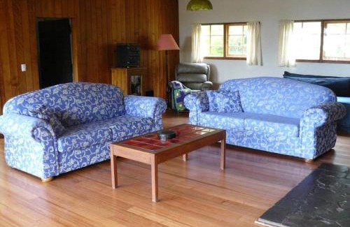Woodbridge House | Welcoming Gumleaves Bush Retreat: Family-Friendly Escape