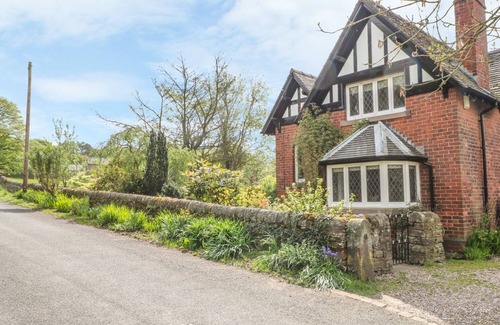 Longnor Cottage | Pet-Friendly Gun End Cottage with Cozy Open Fire