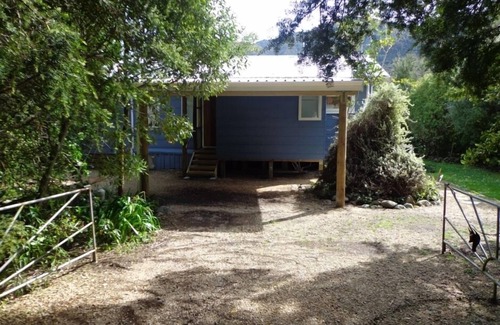 Collingwood House | Relax at Gunado - A Cozy Kiwi Bach with Ocean Views