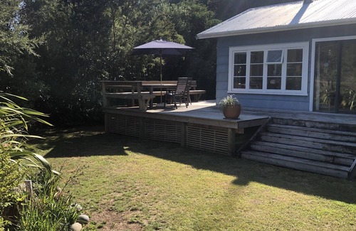 Collingwood House | Relax at Gunado - A Cozy Kiwi Bach with Ocean Views