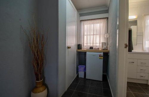 Gundagai Hotel | Gundagai Motel: Family-Friendly Stay with Pool & Hot Tub
