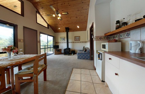 East Warburton Cottage | Relax at Gundalee Cottages with Spa and Hot Tub Bliss